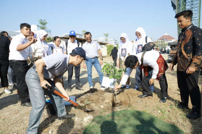 Gerakan Tanam Pohon, Cara Unair Ajak dan Ajari Mahasiswa Baru Untuk Peduli Lingkungan