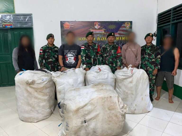 TNI Gagalkan Penyelundupan Balpress di Perbatasan RI-Malaysia