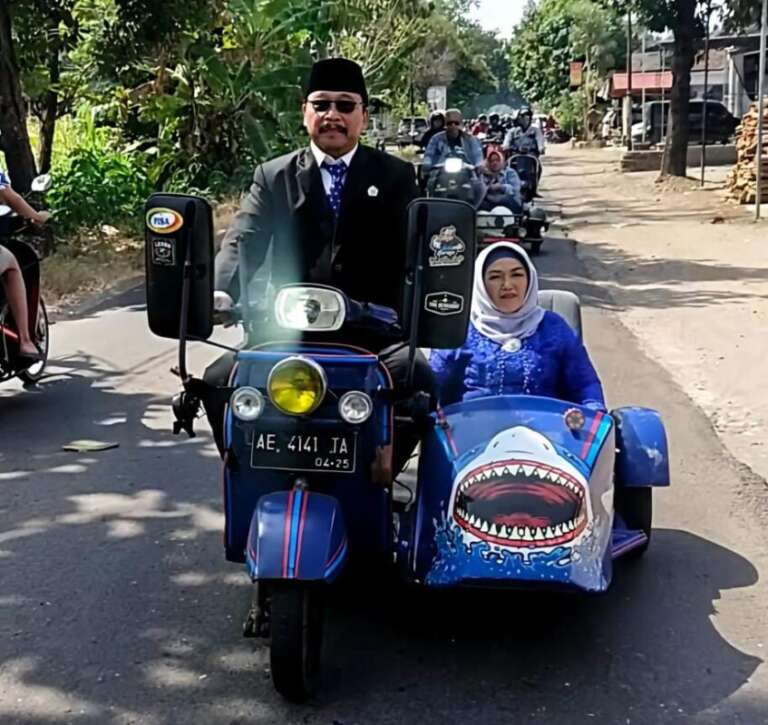 Melenggang Kembali Ke Gedung Dewan, Widodo Diarak Sedulur Vespa dan Warok e Panther Ponorogo