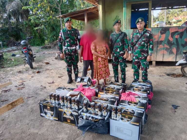 Satgas Yonarmed 11 Kostrad Gagalkan Penyelundupan Ratusan Kaleng Miras di Perbatasan Indonesia-Malaysia