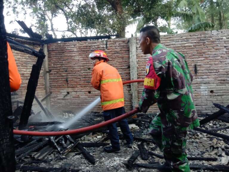 TNI-Polri dan Damkar Gercep, Berhasil Selamatkan Pondok Ini Dari Amukan Api