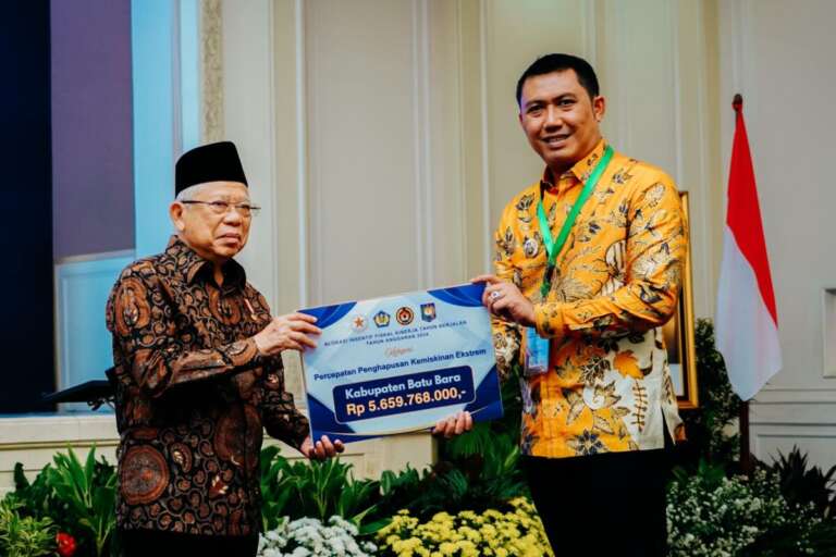 Berkinerja Baik Dalam Penghapusan Kemiskinan Ekstrem 2024, Pj Bupati Batu Bara Terima Penghargaan