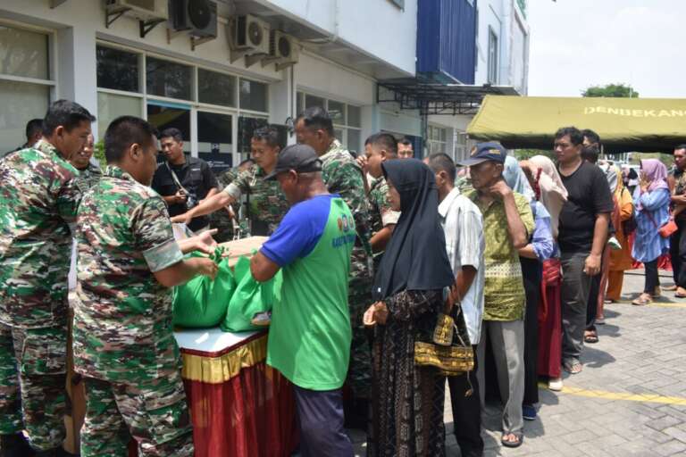 Warga Serbu Aksi Sosial HUT TNI ke-79 di Madiun 
