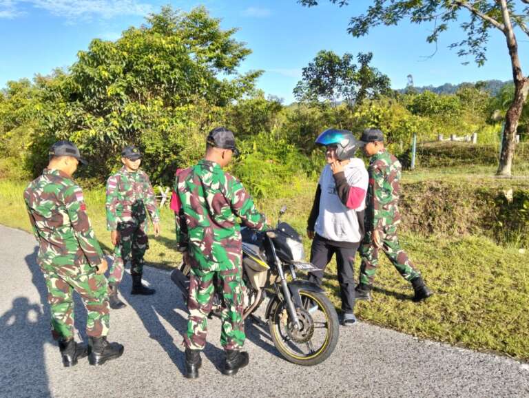Batasi Lalu Lintas Barang Haram di Perbatasan RI-Malaysia, Satgas Yonzipur 5/ABW Lakukan Sweeping
