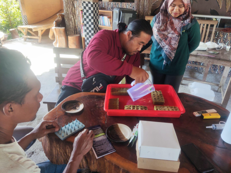 Bantu Petani dan Kembangkan Agrowisata Desa, UPN Veteran Jatim Inisiasi Smart Farming dan Hidroponik di Trenggalek