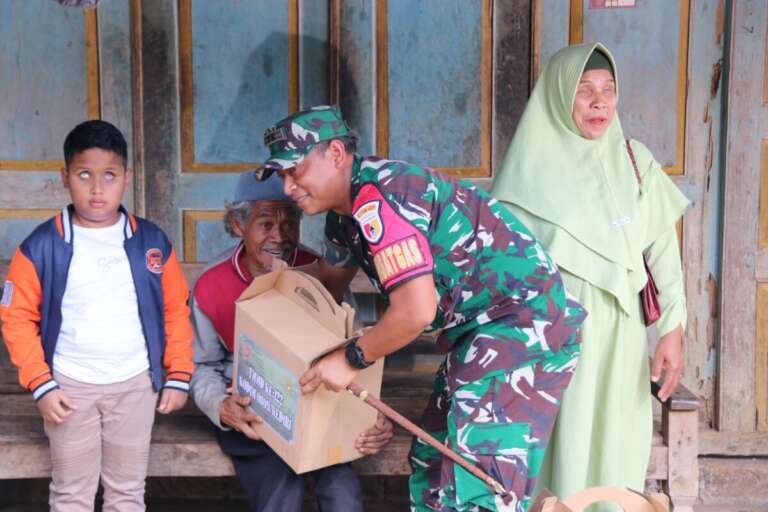 Bagikan Sembako Pada Penyandang Disabilitas, Dandim 0809/Kediri: Wujud Kepedulian TNI!