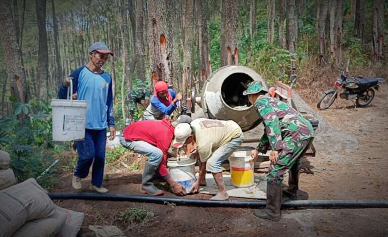 Hadirkan Sumber Kehidupan, Prajurit TNI Belah Hutan Wilis