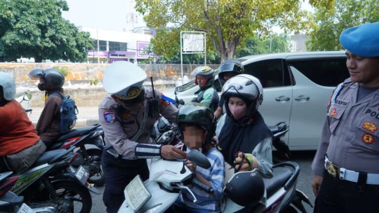 Dua Hari Operasi Zebra, Polres Jakbar Tegur Ratusan Pengendara dan Bagikan Helm Gratis