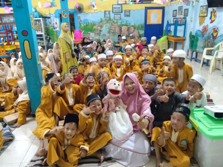 Dorong Minat Baca Generasi Muda, Alumnus Unair Ini Dirikan Taman Baca Krida Literasi