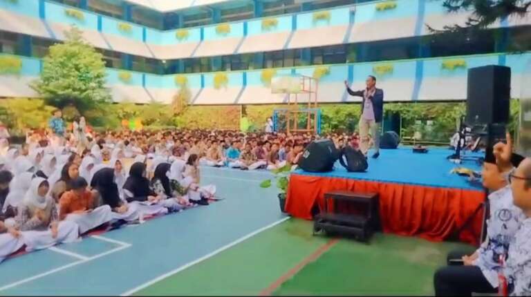 Dorong Budaya Baca dan Peringati Bulan Bahasa, SMPN 216 Jakarta Hadirkan Pegiat Literasi