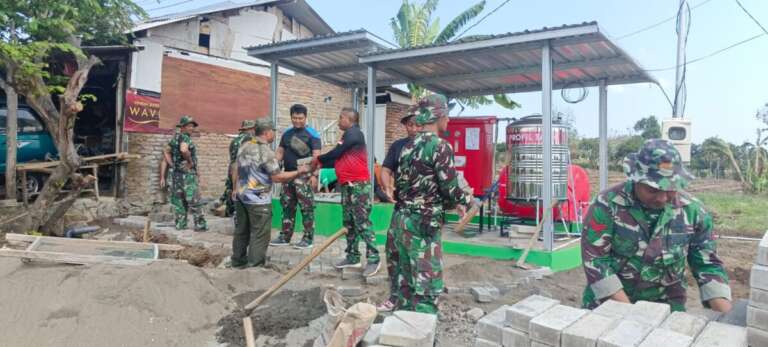 Jelang Penutupan TMMD 122, Personel TNI dan Masyarakat Lakukan Hal Ini