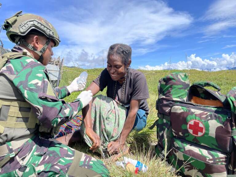 Bantu Masyarakat, Satgas Habema Berikan Pelayanan Kesehatan Gratis Pada Warga Perbatasan Indonesia-Papua Nugini