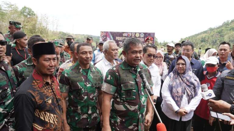 TNI AD Jawab Keluh Kesah Warga Pulau Bawean Dengan Tindakan Nyata
