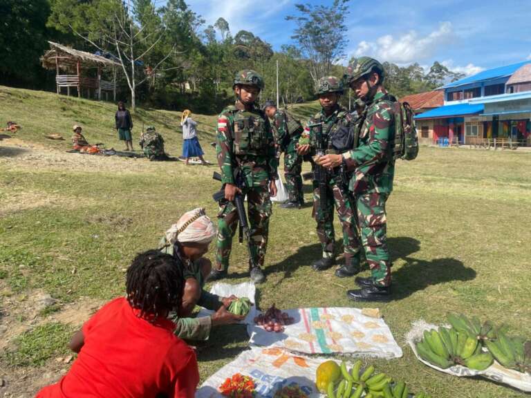 Aksi Satgas Yonif 641/Bru Borong Hasil Bumi, Mama-Mama Papua Pun Tersenyum