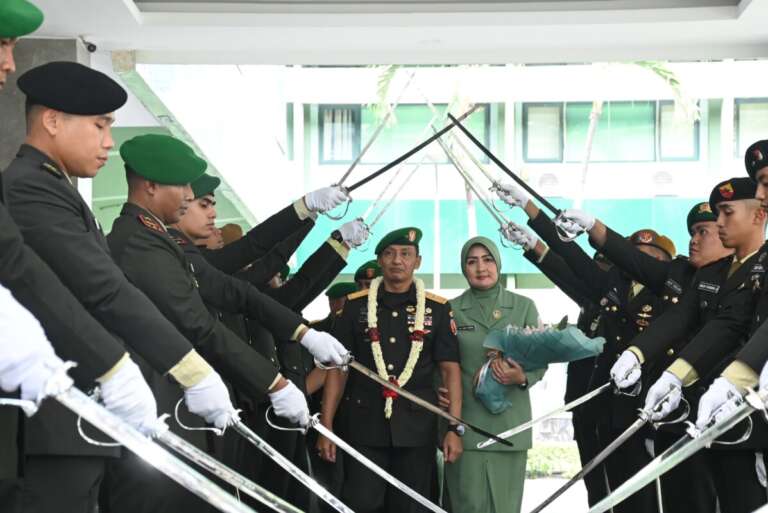 Tradisi Korps Iringi Pelepasan Brigjen TNI Endro Satoto di Kodam V/Brawijaya