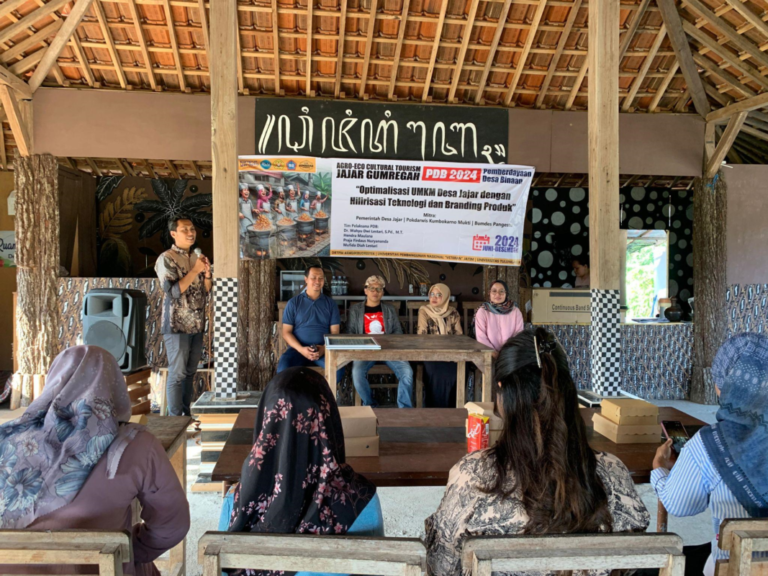 Peduli UMKM, Akademisi UPN Veteran Jatim dan UNITA Berikan Pelatihan Pelaku Bisnis di Trenggalek