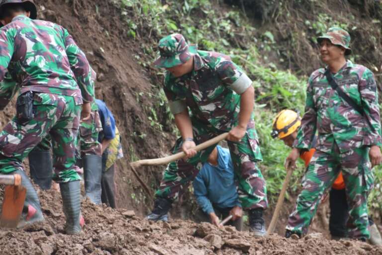 18 KK di Madiun Terisolr, Prajurit TNI Kolaborasi Bersihkan Timbunan Longsor