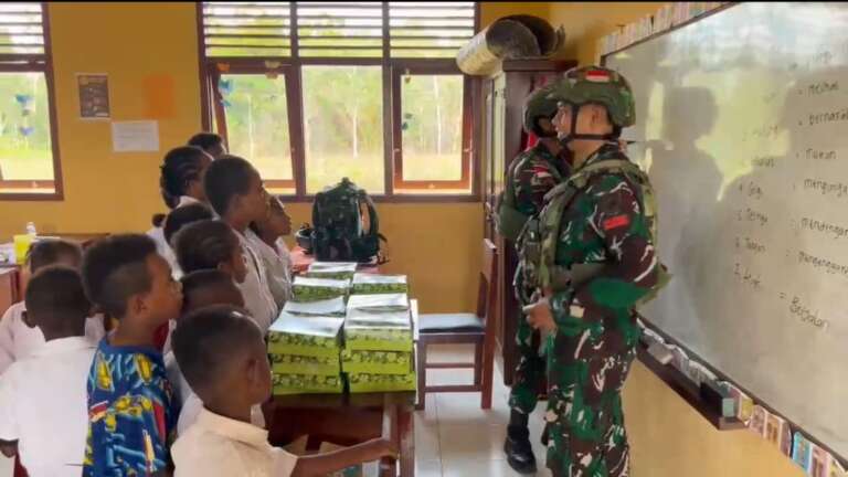 Dukung Program Makan Gratis Pemerintah, Satgas Yonif 642/Kps Bagikan Makanan Bergizi di Tomage