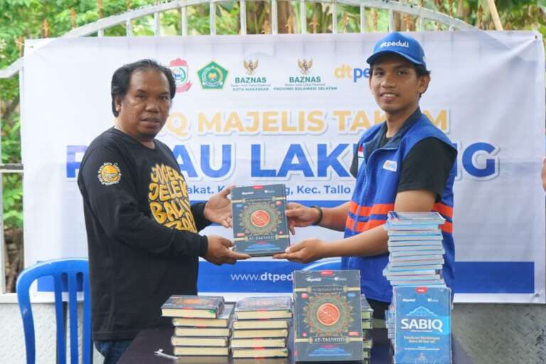 Bentuk Kampung Zakat, DT Peduli Gandeng Kemenag Serahkan Al-Qur’an di Pulau Lakkang