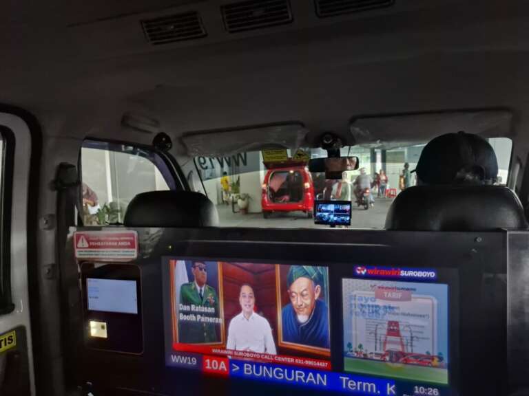 Menikmati Wira-Wiri Suroboyo, Melintasi RS dan Sekolah Dominan Minimarket