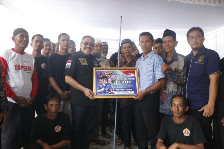 Anggota DPR Ini Serahkan 600 Unit Pompa Air Konversi BBM-BBG Serta Ribuan Alat Masak Listrik dan Terop