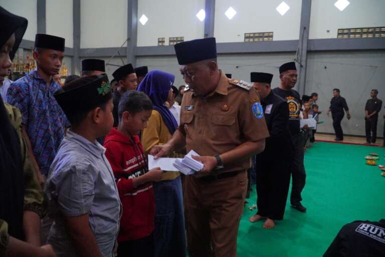 Santuni Ratusan Anak Yatim di Padepokan PSHT, Bupati Ponorogo: Ke Depan, BRB Kami Masukkan Kalender Event Pariwisata!