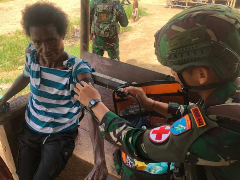 Peduli Kesehatan Masyarakat Ururu, Satgas Yonif 642 Beri Pelayanan Kesehatan Secara Door To Door