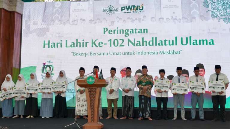 Ratusan Siswanya Terima Beasiswa di Momen Harlah ke-102 NU, Ketua LP Ma’arif: Ini Perhatian Luar Biasa Baznas Jatim!