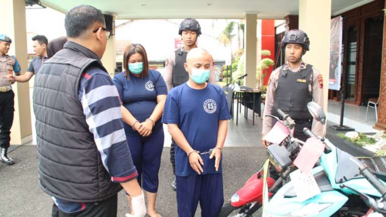 Sering “Ngutil” Di Warung, Sepasang Kekasih Ini Ditangkap Polisi