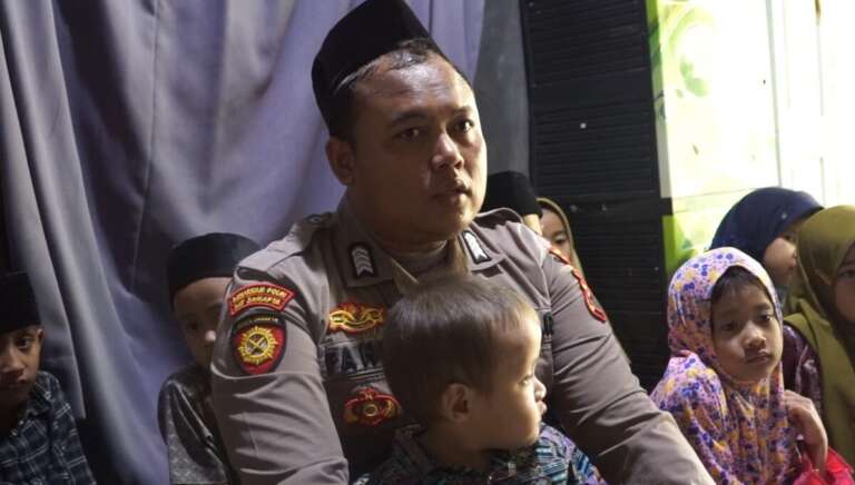 Kisah Bripka Fahmi, Polisi Yang Jadi Bapak Asuh 35 Yatim Piatu di Semarang