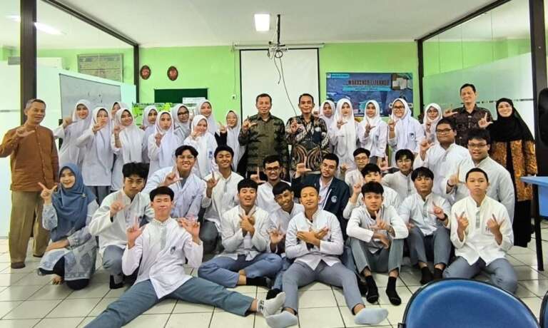 Optimalkan Potensi Menulis Siswa, SMA Islam Al-Azhar 2 Gelar Workshop Literasi Sekolah