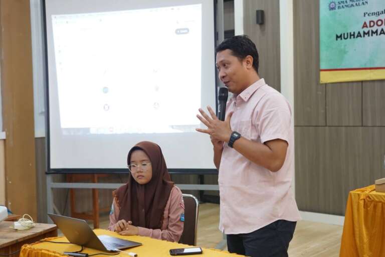 Ke SMA Muhammadiyah 1 Bangkalan, Dosen UMY Gelar Seminar Adopsi AI untuk Guru dan Siswa