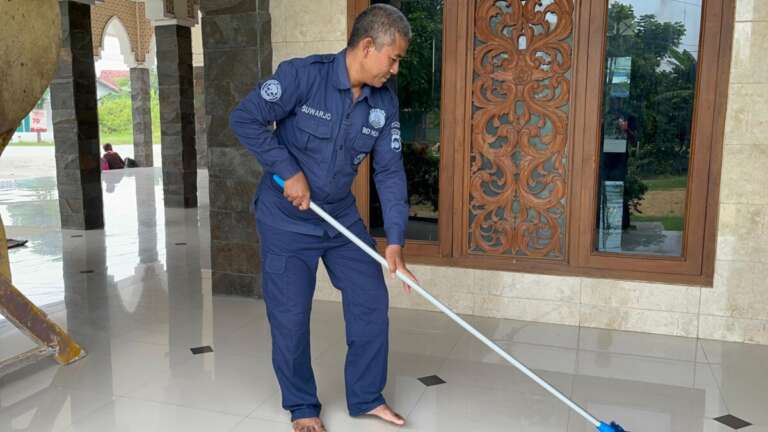 15 Tahun Jadi Marbot Masjid, Pengabdian Suwarjo di Tengah Kesibukan Sebagai Polisi