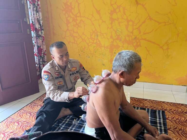 Bripka Untung: Polisi Yang Jadi Da’i Dan Juga Bantu Pengobatan Gratis Masyarakat