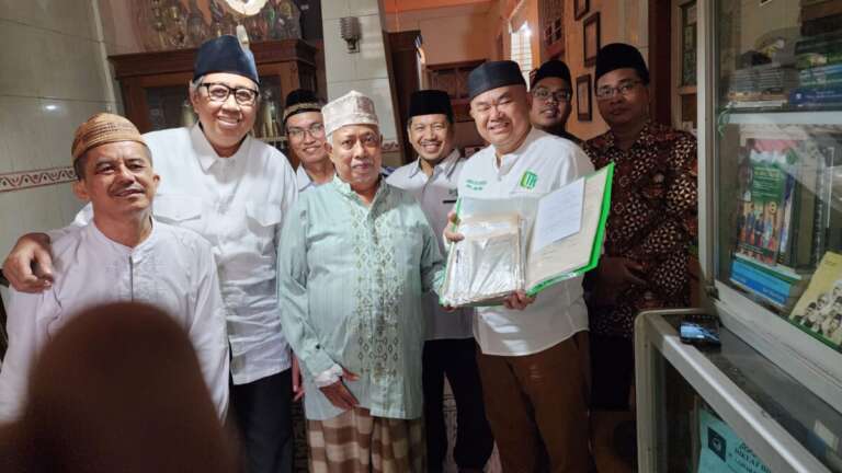 Gali Sejarah NU, PWNU Jatim Kunjungi “Rumah Arsip” KH Umar Burhan Gresik