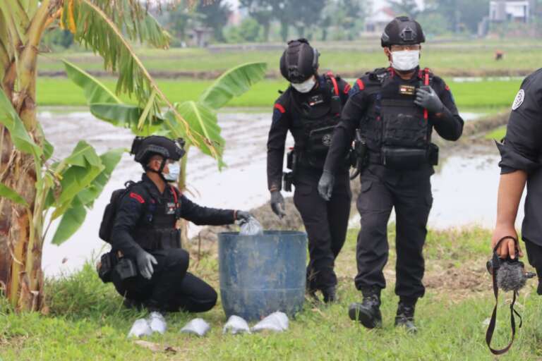 Polisi Ringkus Penjual Obat Petasan, Sita 32 Kg Bubuk Mercon