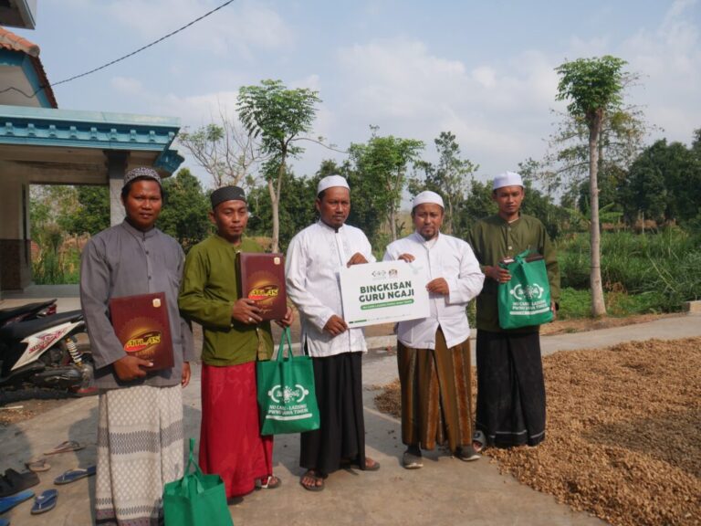 Wujud Kepedulian, LazisNU Jatim Bagi-Bagi THR untuk Guru Ngaji