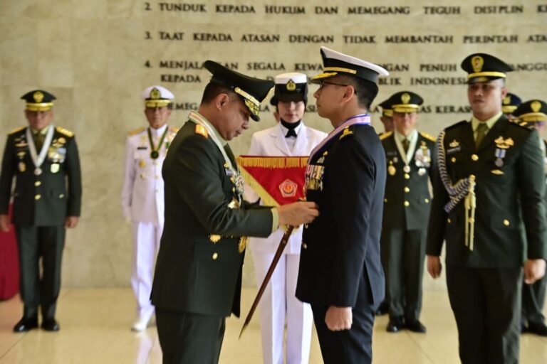 Panglima TNI Anugerahi Panglima Angkatan Laut Singapura Tanda Kehormatan “Bintang Jalasena Utama”