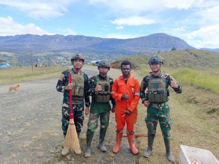 Satgas TNI Menjadi Motivator Kebersihan Lingkungan di Papua