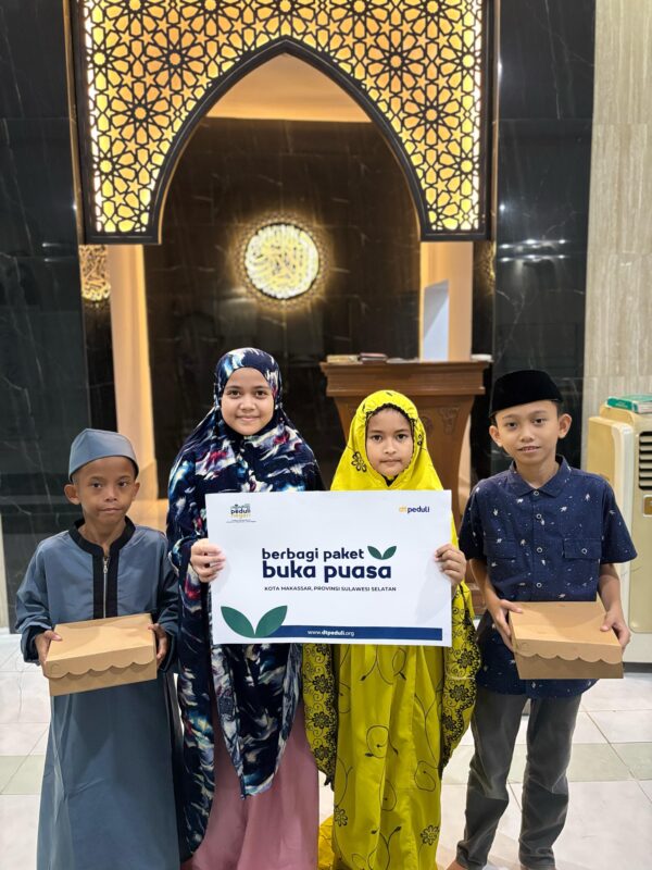 Peduli, DT Peduli Sulsel Salurkan Paket Buka Puasa untuk Anak Tahfidz dan Masyarakat Miskin Kota