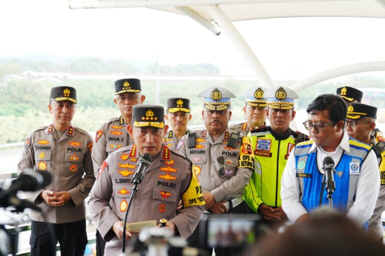 Tinjau Tol Cikampek Jelang Puncak Arus Mudik, Kapolri: Beri Pelayanan Maksimal! 