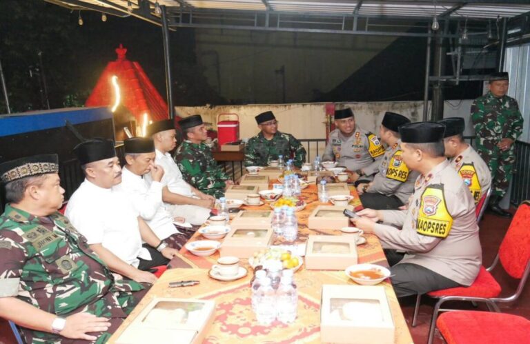 Tunjukkan Sinergitas, TNI-Polri Dan Jajaran Forkopimda Blitar Raya Sahur Bersama