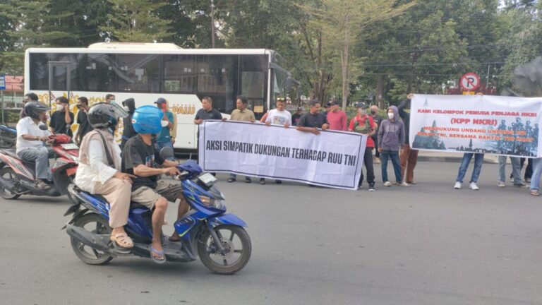 Gelar Aksi Dukung Revisi UU TNI, Pemuda di Palu: TNI Garda Terdepan NKRI!