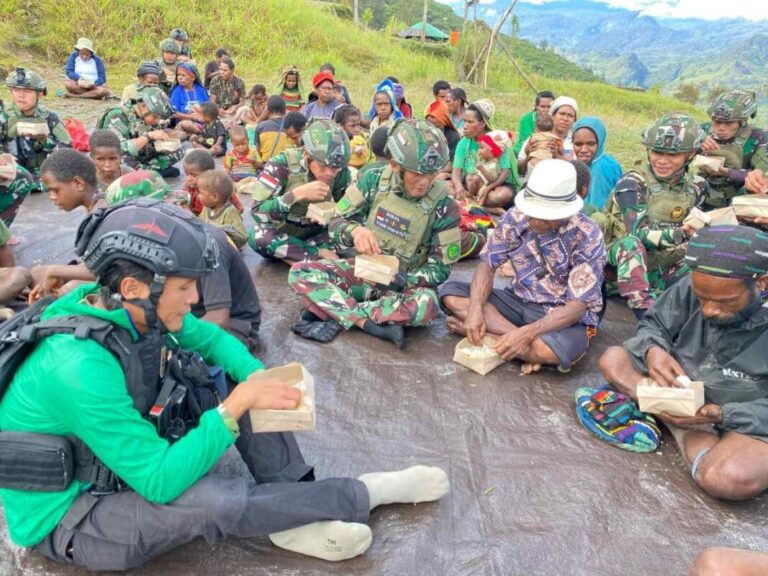 Hari Nan Fitri, Suasana Syahdu Satgas TNI Berbagi Kebahagiaan dengan Warga Papua