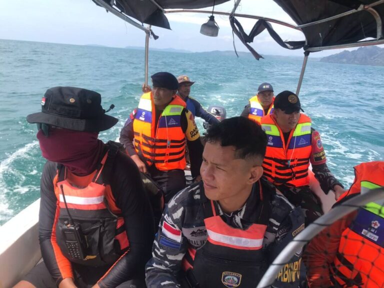 Satgas Yonarhanud 15/DBY Dan Tim SAR Gabungan Lakukan Pencarian Korban Hilang Kapal Tenggelam di Pantai Oebubun