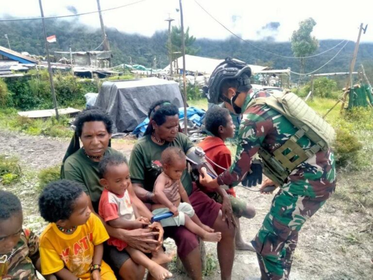 Menyentuh Negeri Pegunungan, Satgas TNI Layani Kesehatan Ibu dan Bayi