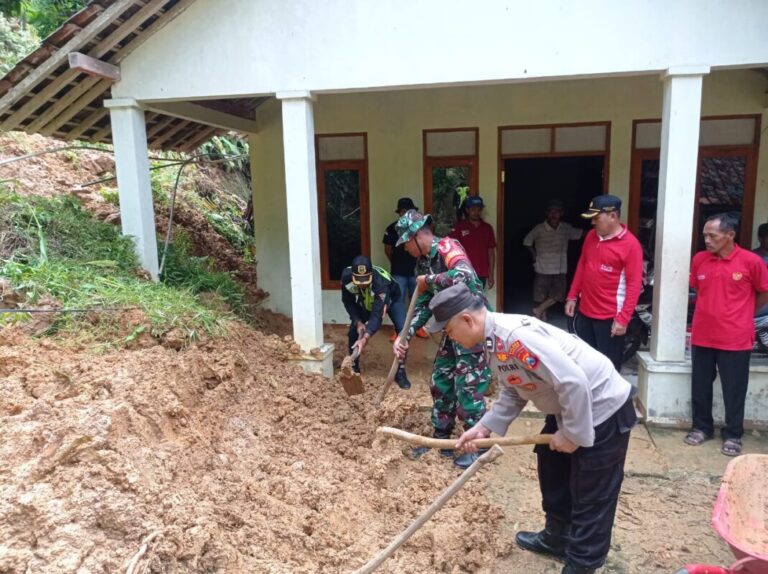 Longsor Pacitan: Putus Jalan Kabupaten dan Timbun Rumah Warga