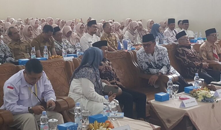 Ketua YPLP dan PGRI Banjarnegara Ajak Guru Jadi Penuntun Perubahan