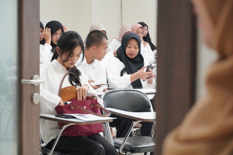 Hari Pertama UTBK 2025 di Unair: Ketatnya Pengawasan, Sambutan Hangat untuk Peserta, dan Harapan dari Ujung Papua