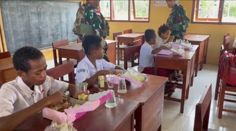 Hangatnya Kepedulian di Ujung Timur: Satgas Yonif 642/Kps Berbagi Makanan Bergizi untuk Anak-anak Papua Barat